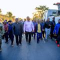 Le Gouverneur Martin Kazembe Shula inspecte la station de péage de Kanyaka