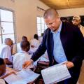 Martin  Kazembe  Shula rassure les élèves finalistes  de Lumata
